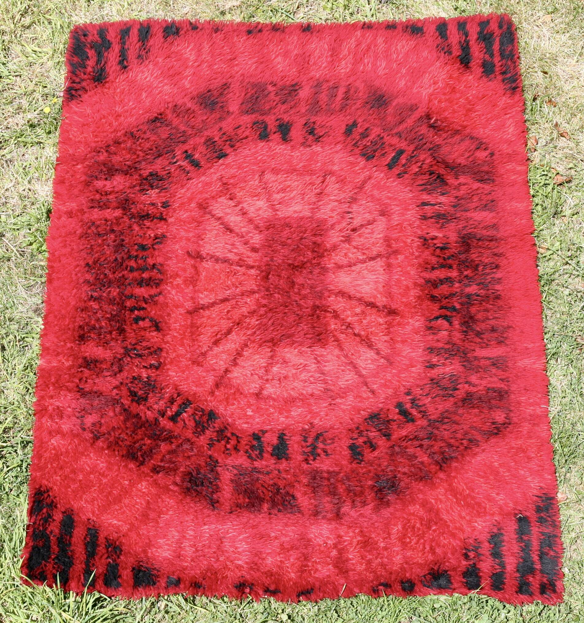 Space age rug. Psychedelic decor. Circa 1970.