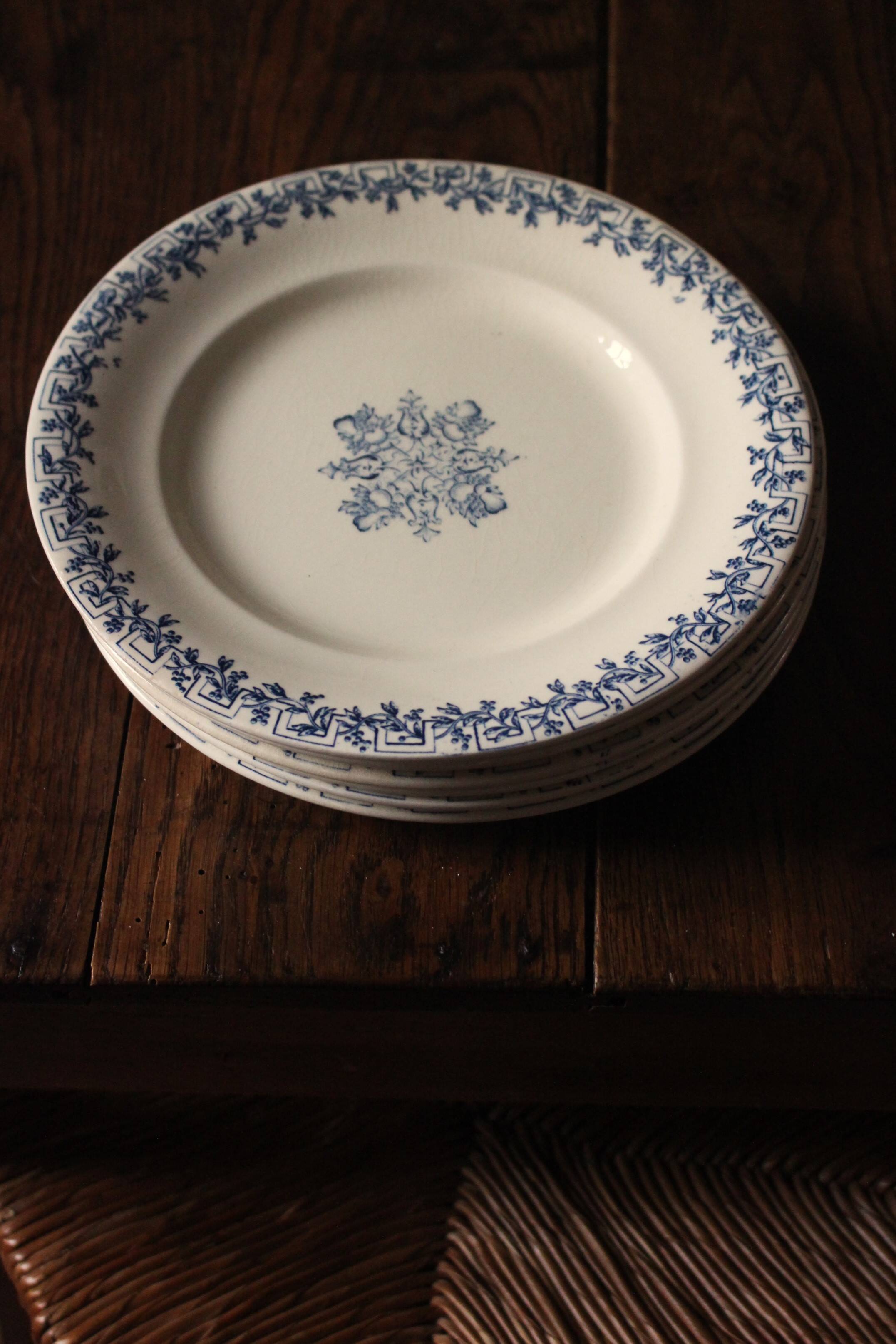 A set of 6 flat plates Terre de Fer blue Clairefontaine Grec