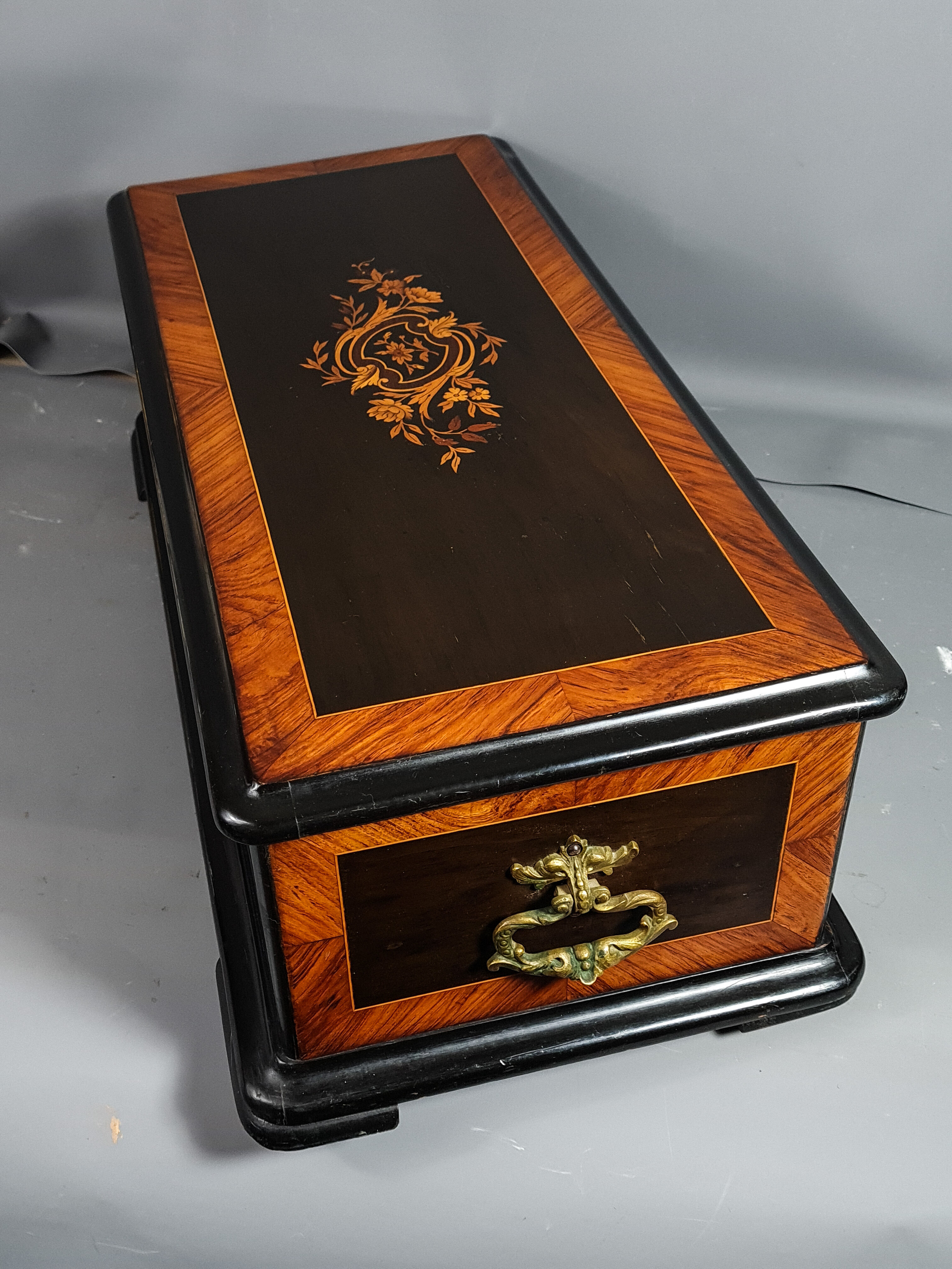 Boite ancienne bois et marquetterie vers 1900. 59x27x20 cm SB