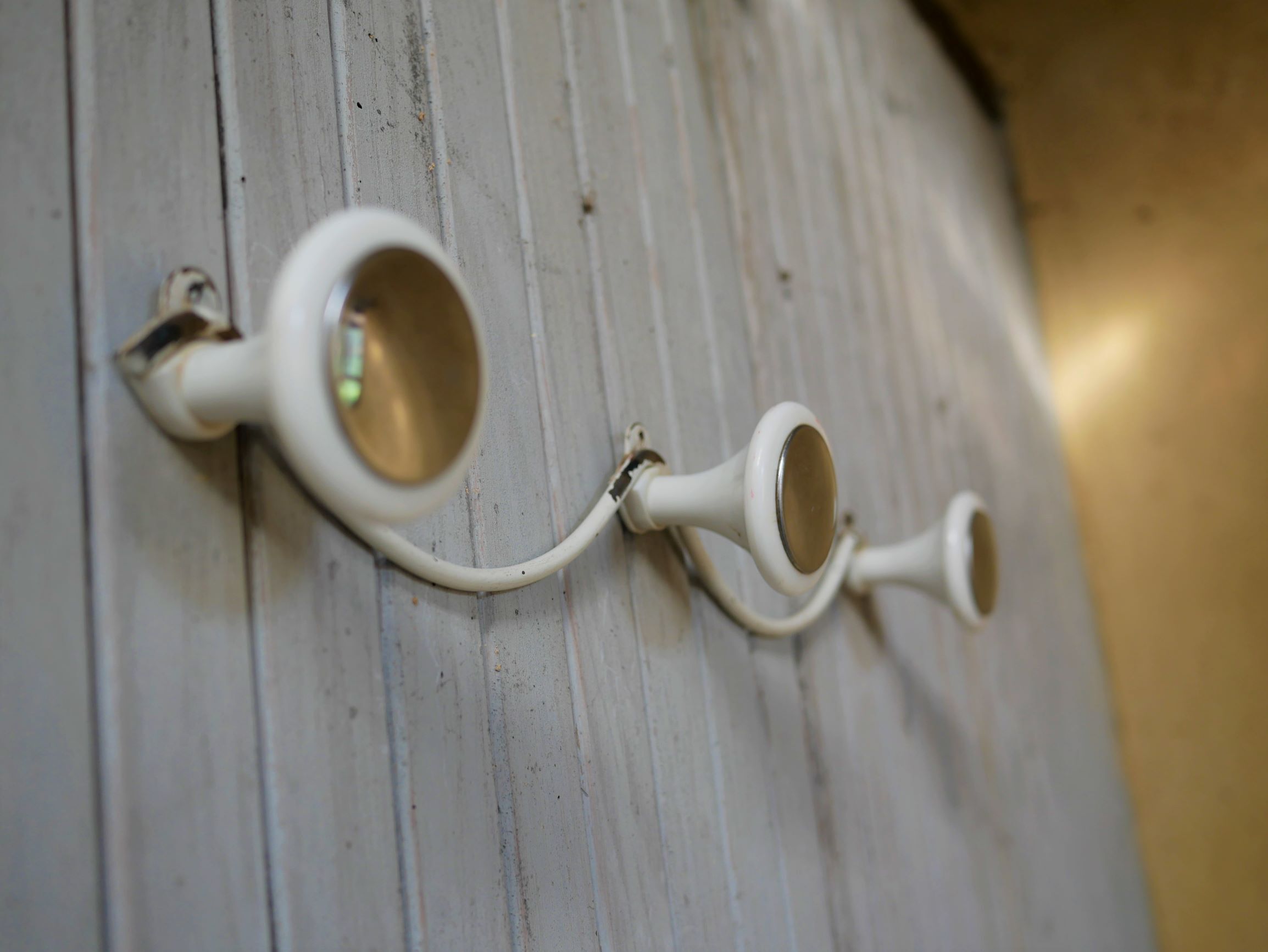 Vintage peg 3 hooks in white metal and bakelite