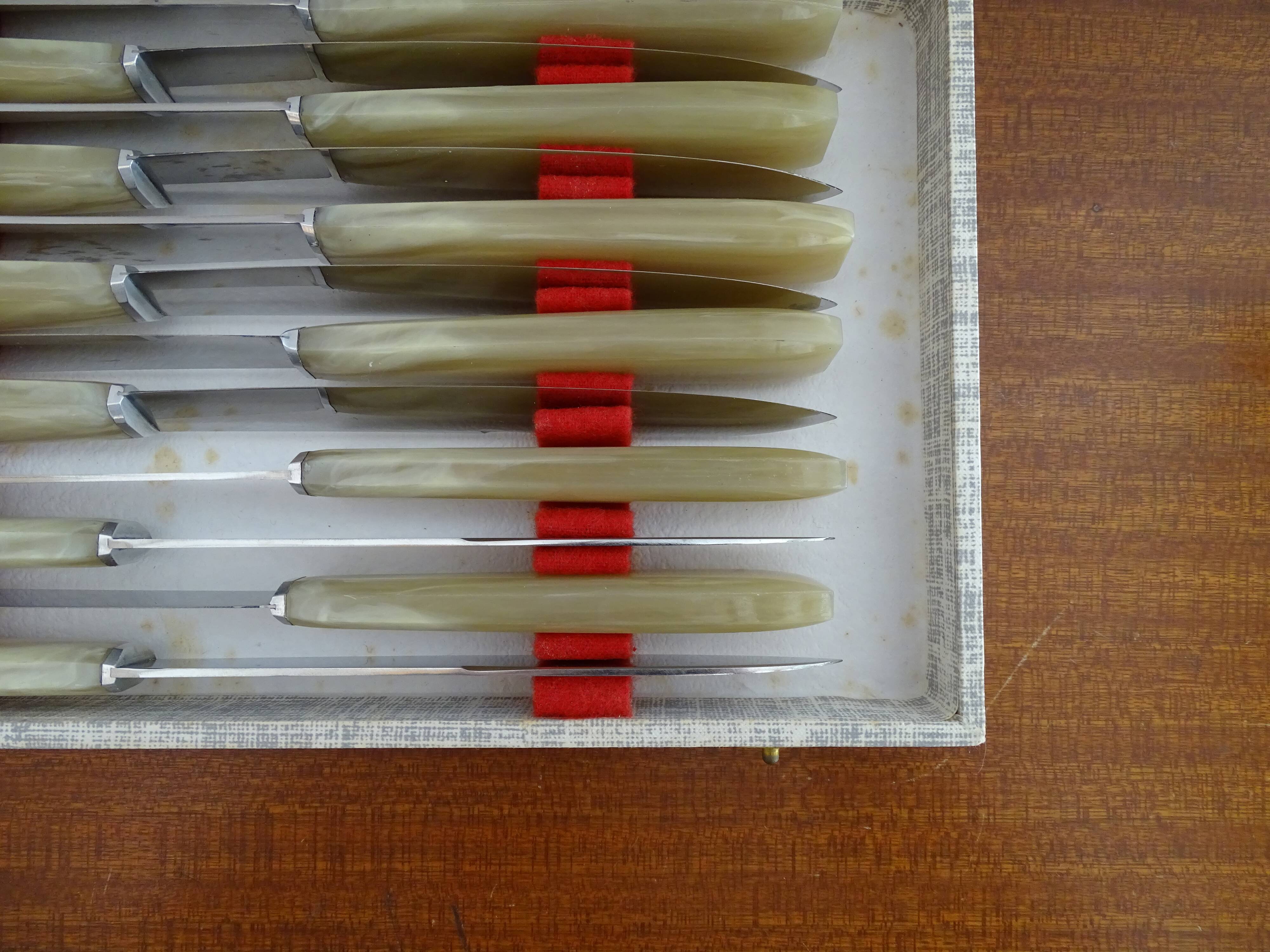 Lot 12 Art Deco style knives in case