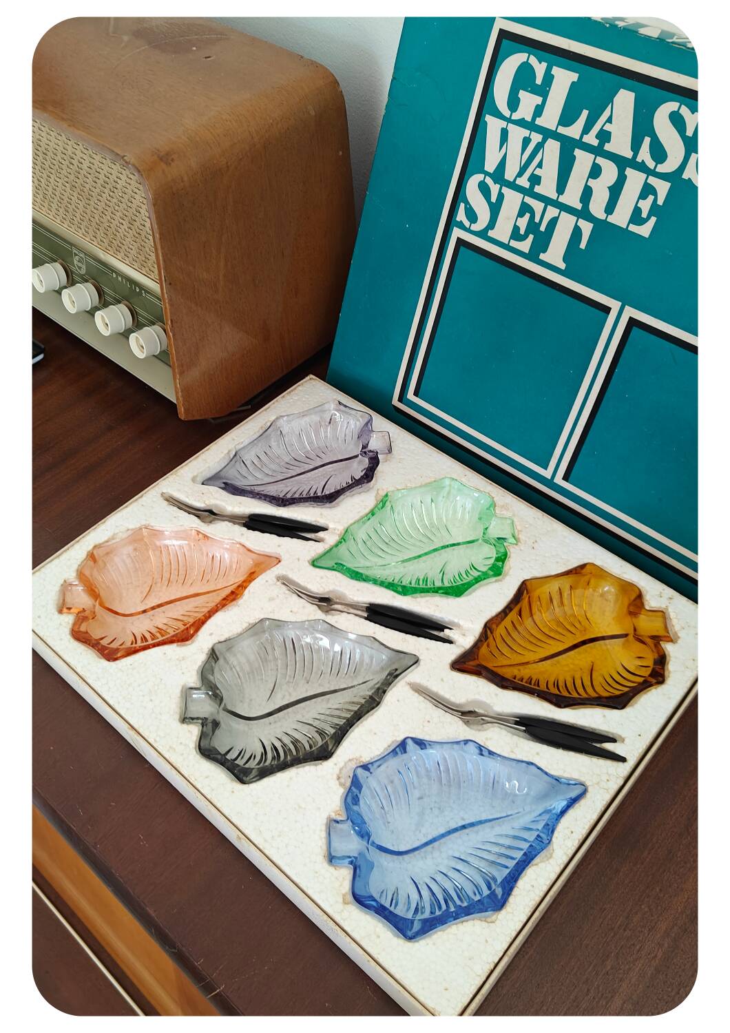 6 assiettes en forme de feuille en verre pressé Arlequin, milieu XXème