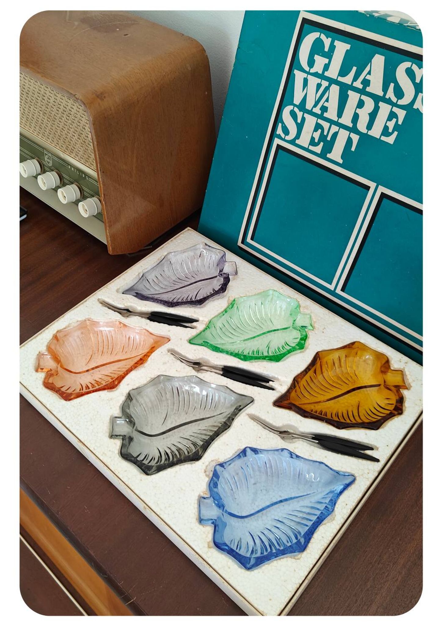 6 assiettes en forme de feuille en verre pressé Arlequin, milieu XXème