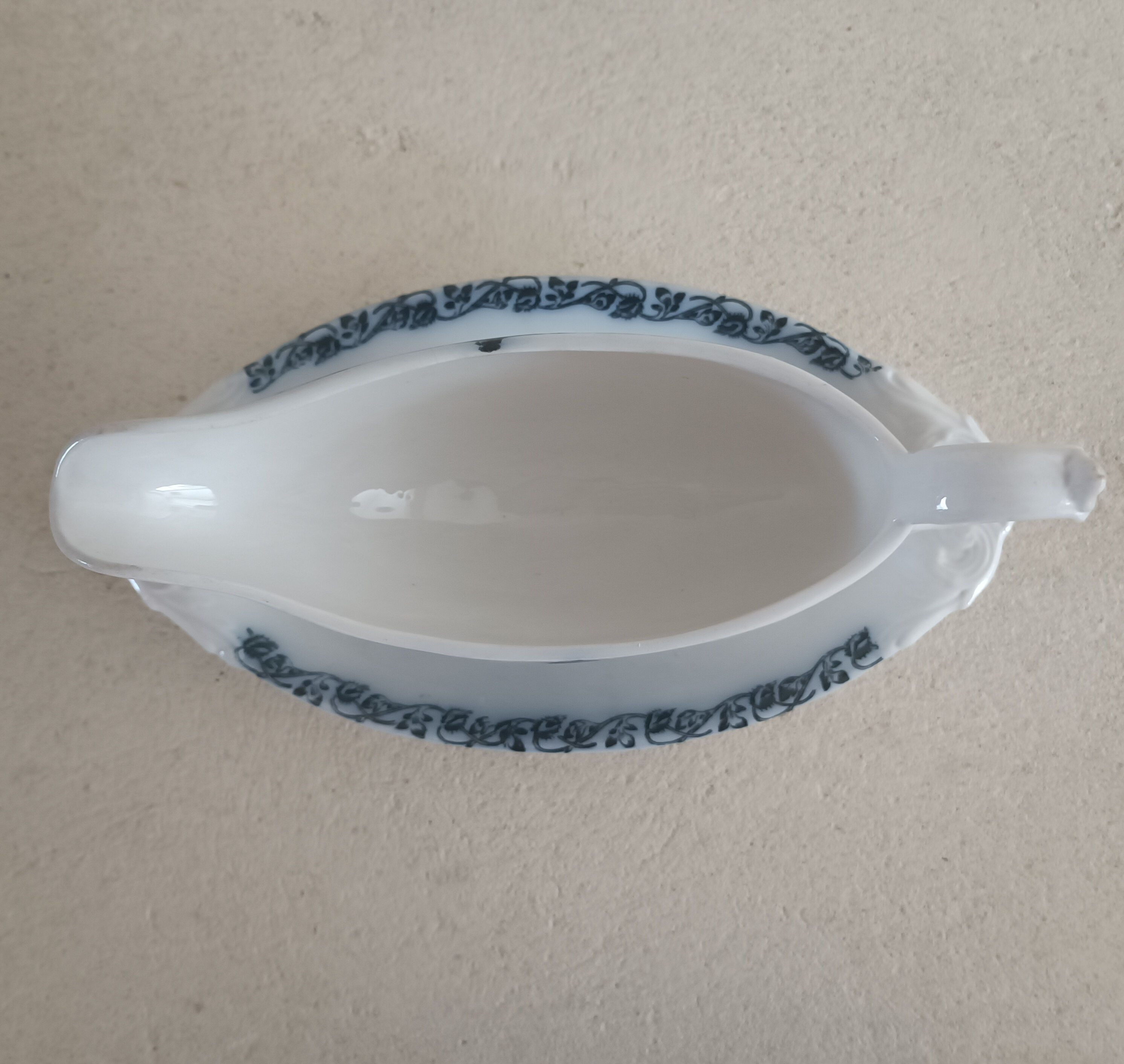 Onnaing iron earth service, plates, salad bowl and sausage maker