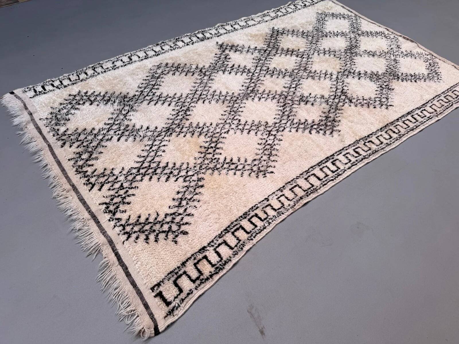 Moroccan Berber rug 295x175 cm Azilal, Atlas, tribal, clearance