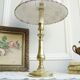 Lampe ancienne en laiton gravé avec son abat-jour en tissu oiseau des années 1900