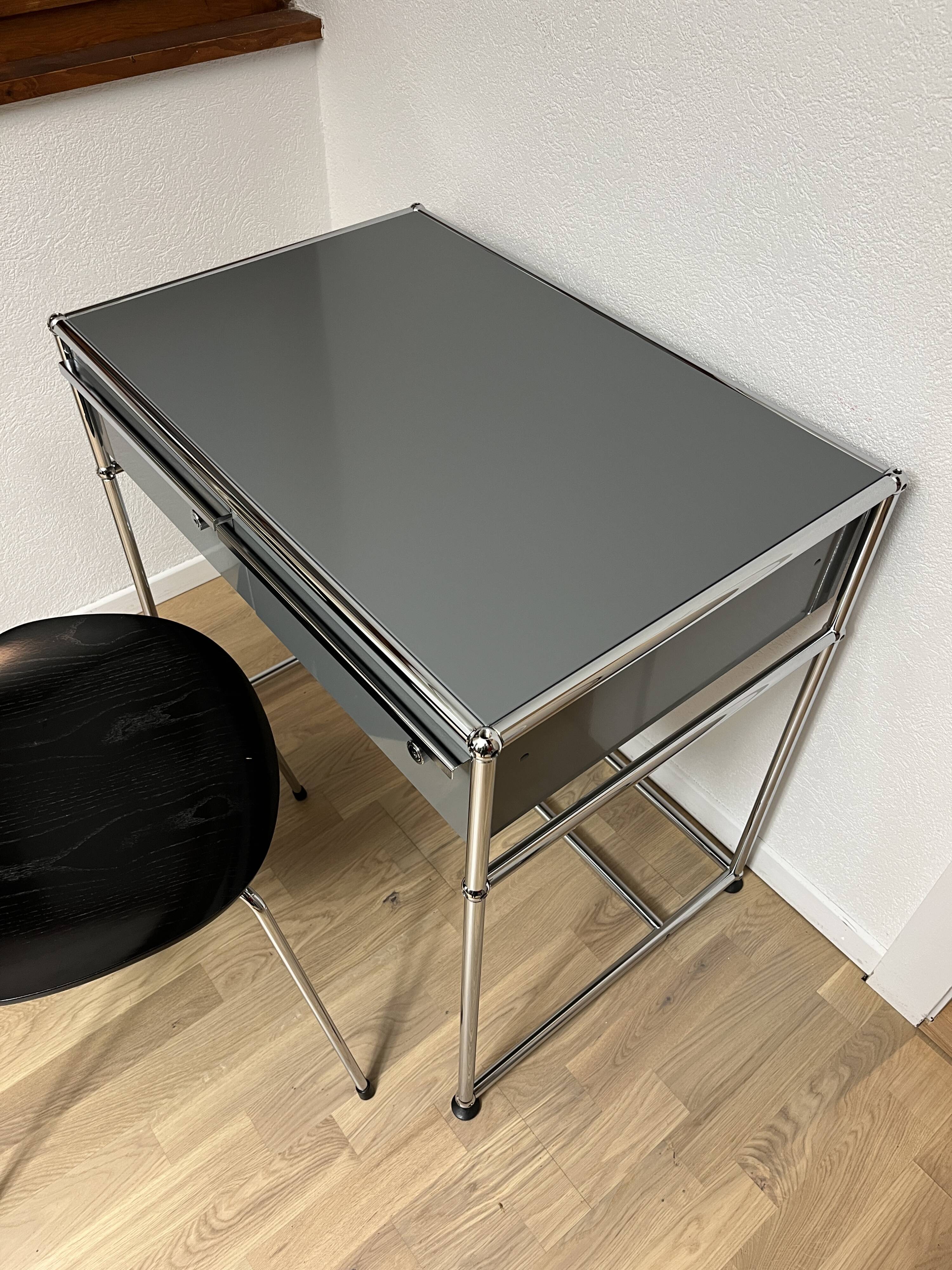 USM Haller Desk / Trolley in Medium Grey
