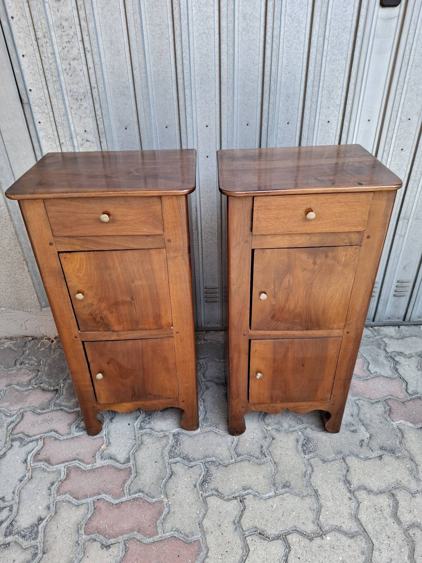 Pair of bedside commodes in walnut. Italy circa 1700s