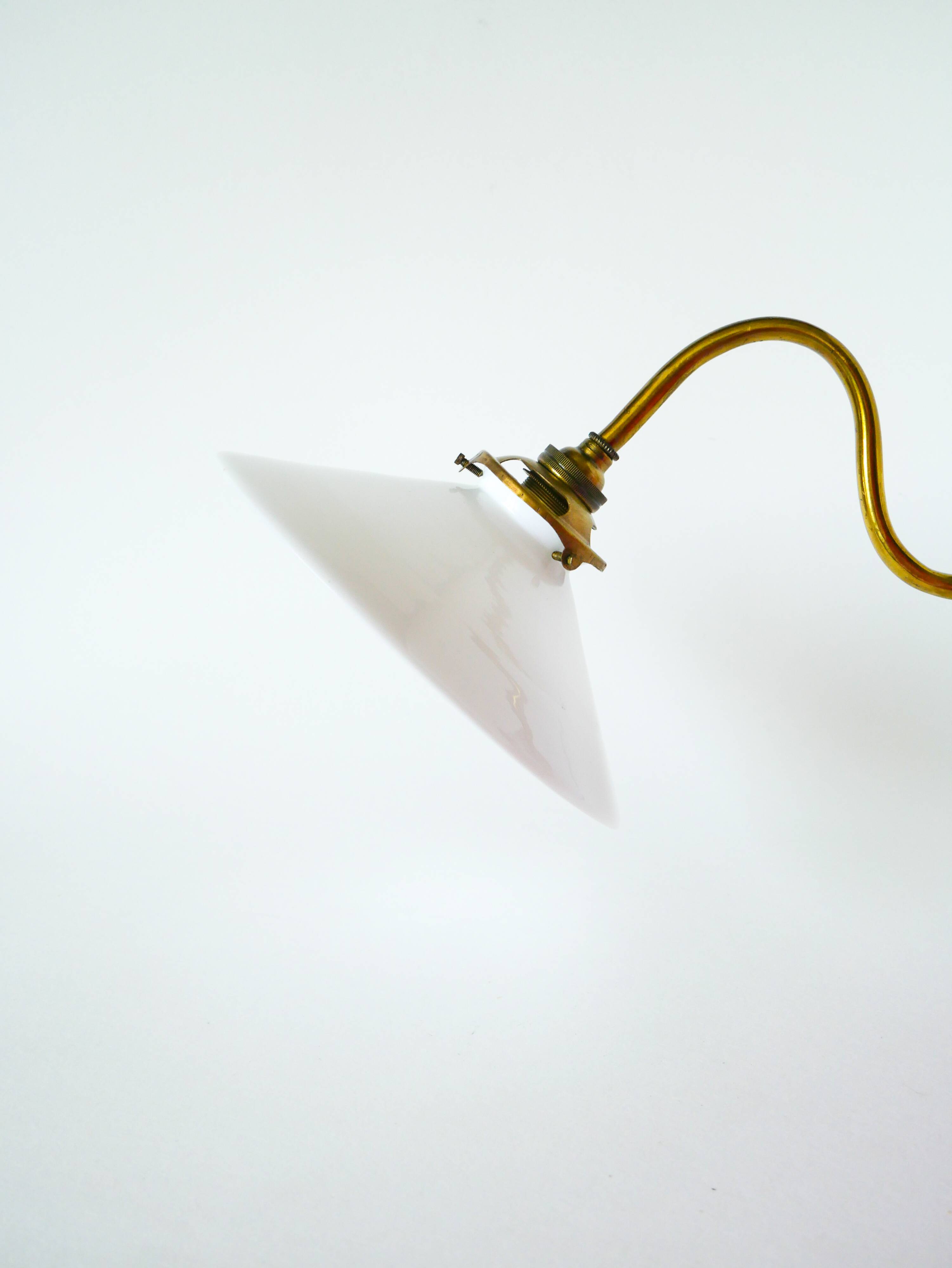 Swan neck wall light in smooth opaline and brass, early 20th century.
