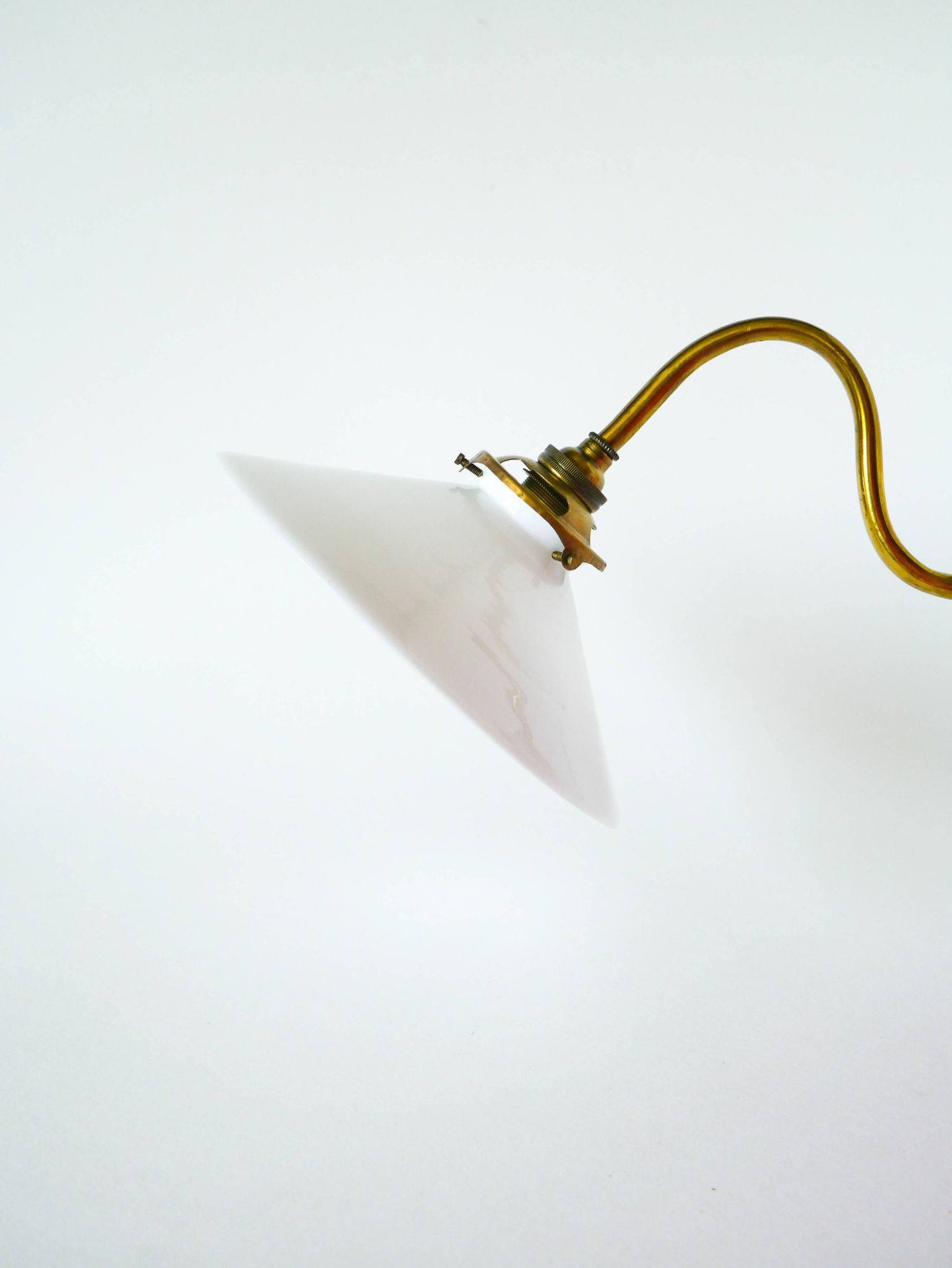 Swan neck wall light in smooth opaline and brass, early 20th century.