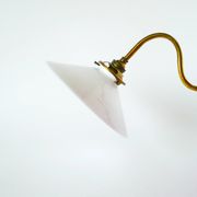 Swan neck wall light in smooth opaline and brass, early 20th century.