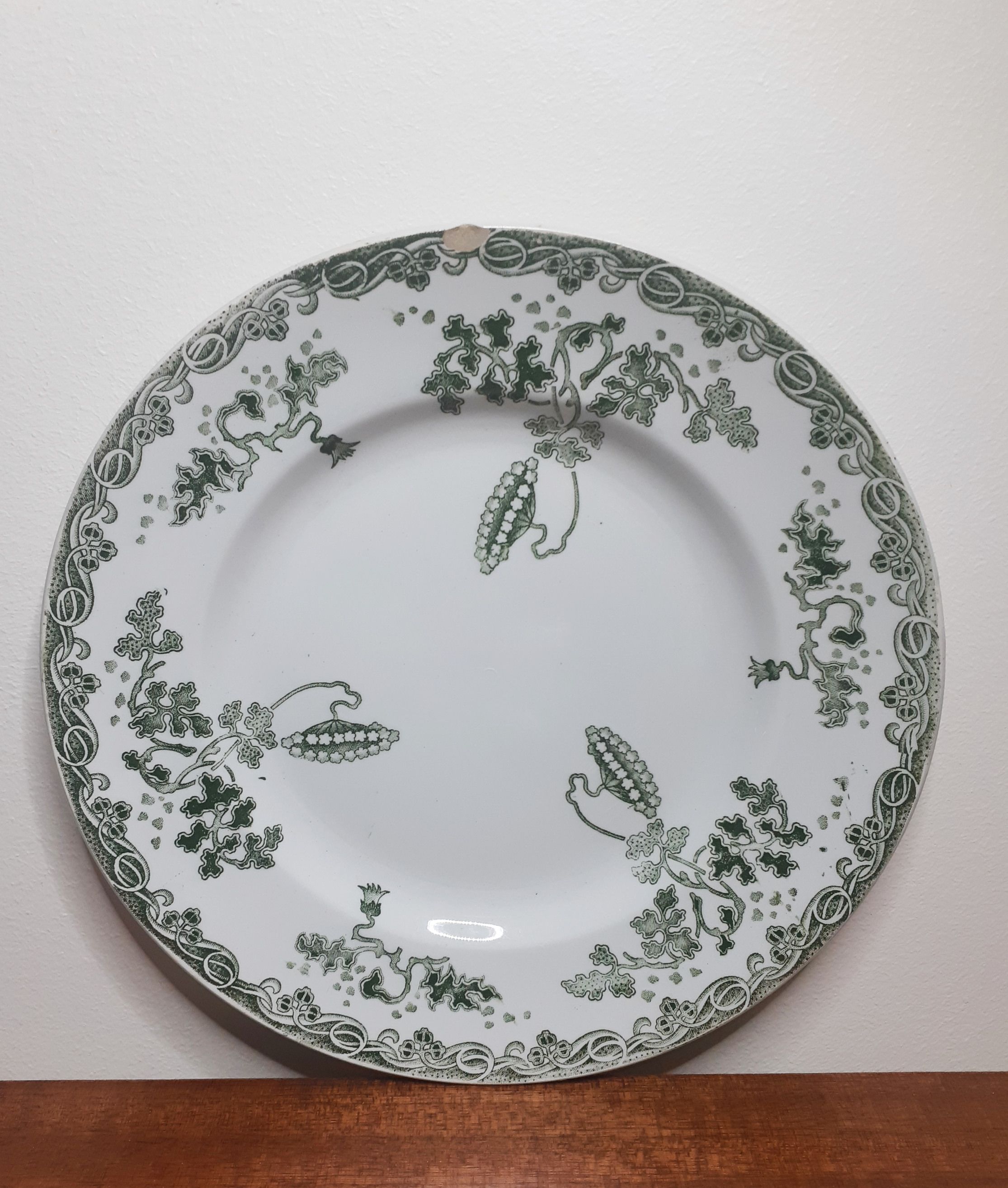 Flat plate in faience of Saint Amand and Hamage, Iron earth, Modern Style, green color