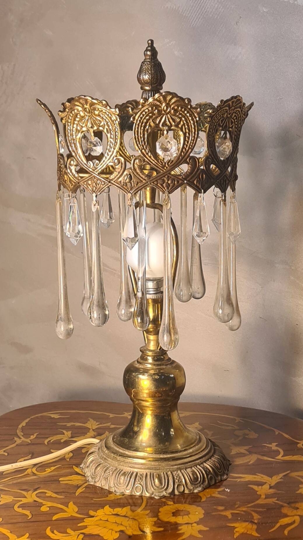 1960s lamp in bronze and brass with glass tear drop pendants, 38x18.