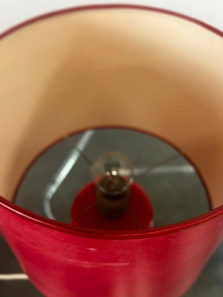 Lampe de table vintage rouge avec pied en verre