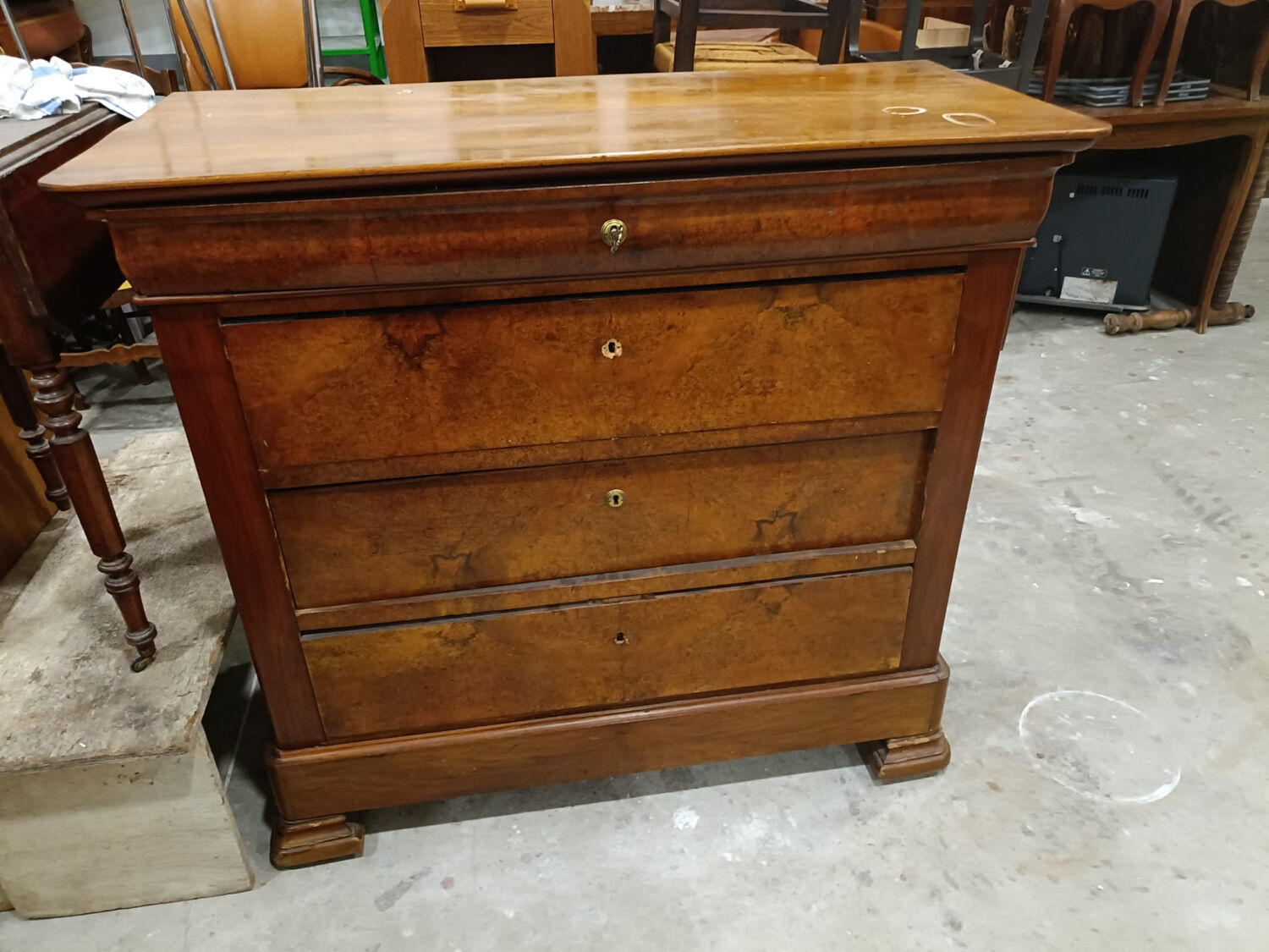 Louis Philippe commode from the mid-19th century, walnut.