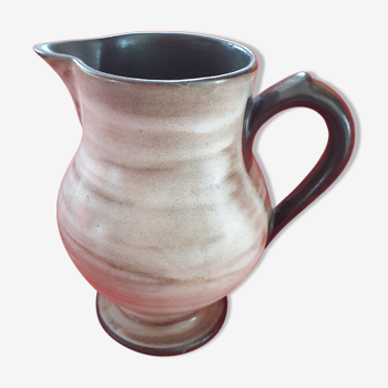 Pitcher in satin sandstones. Grayscales. Black cove.