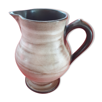 Pitcher in satin sandstones. Grayscales. Black cove.