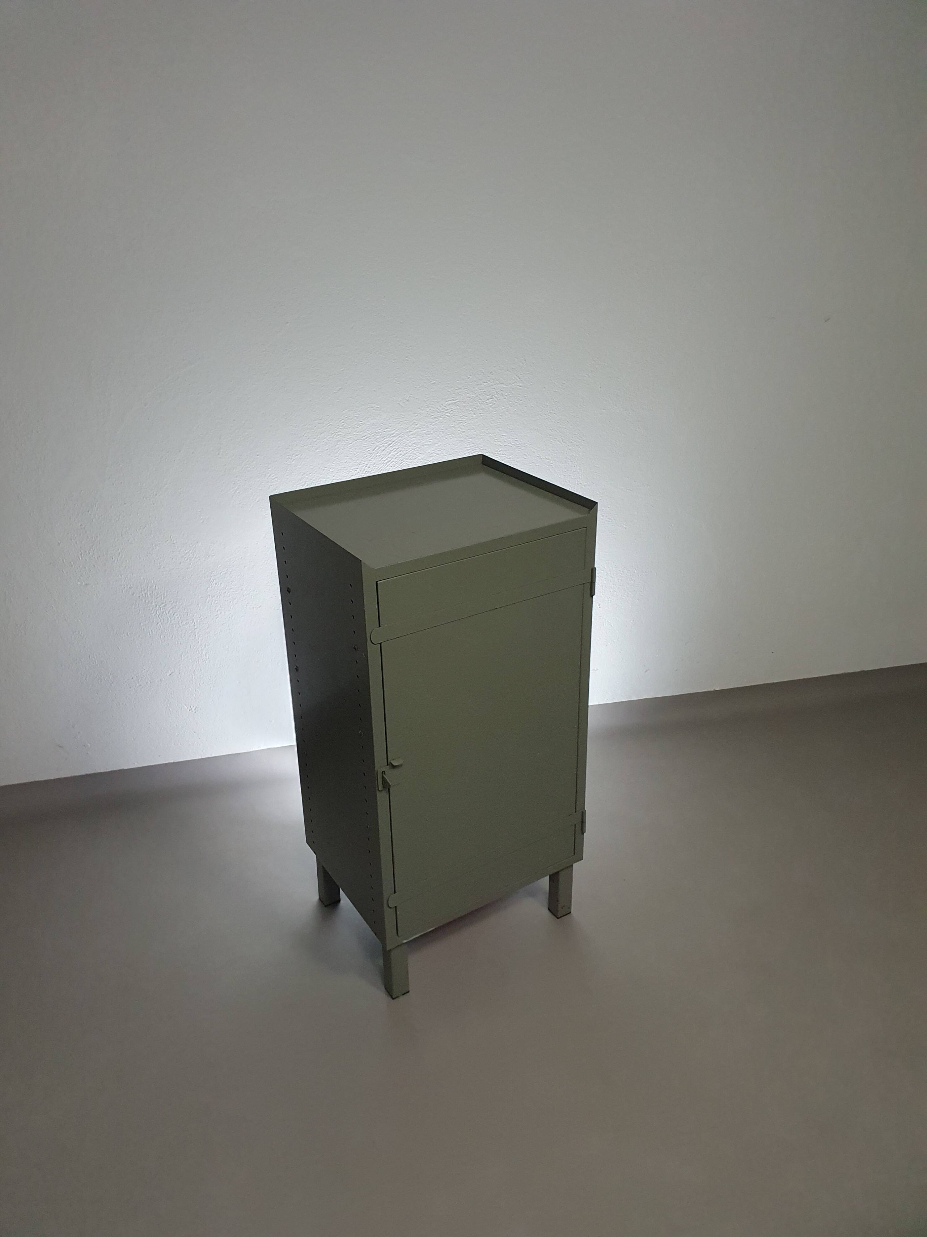 Casier en métal gris. Petit buffet industriel.