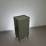 Casier en métal gris. Petit buffet industriel.