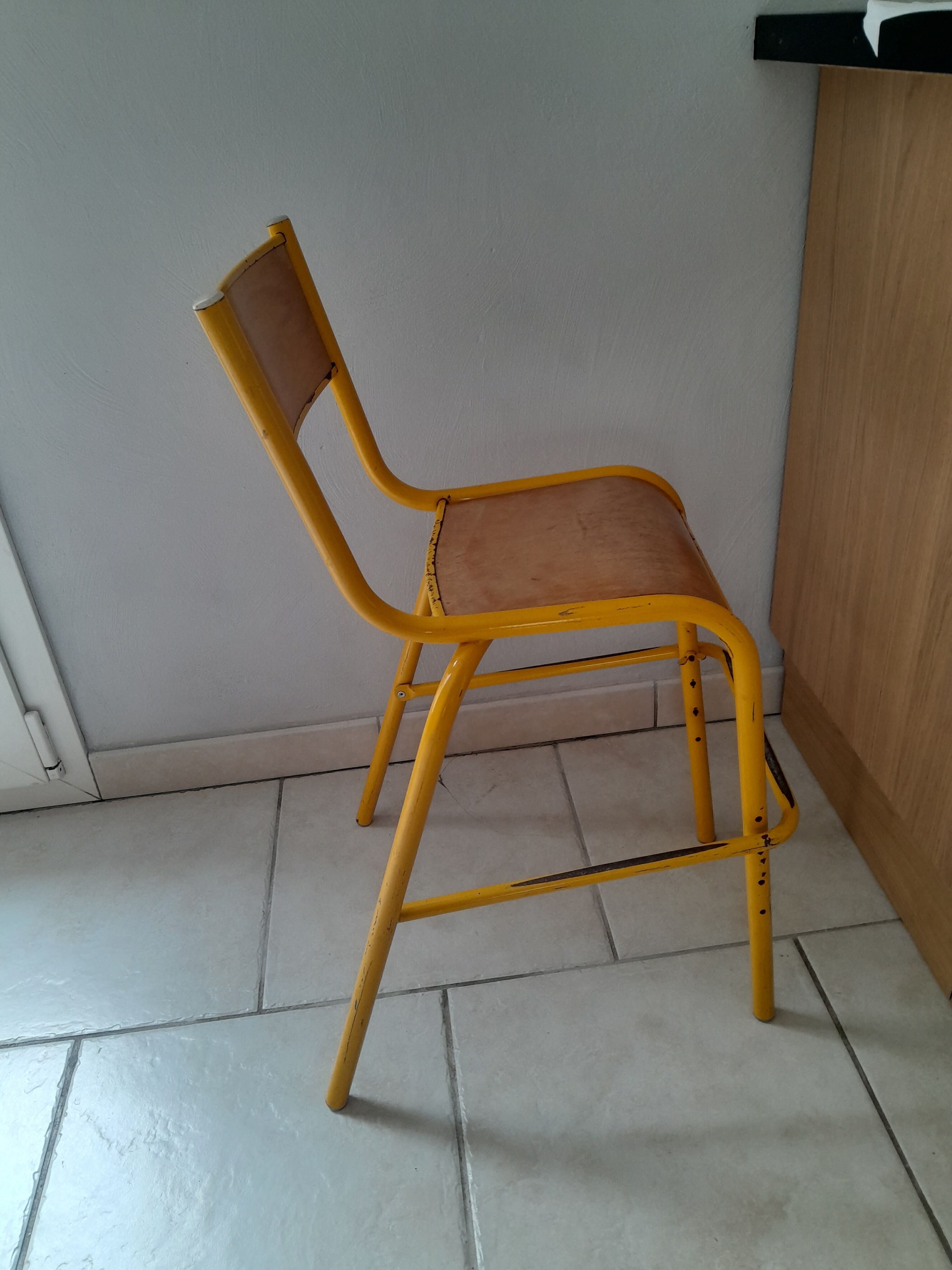 Chaise haute d'école vintage