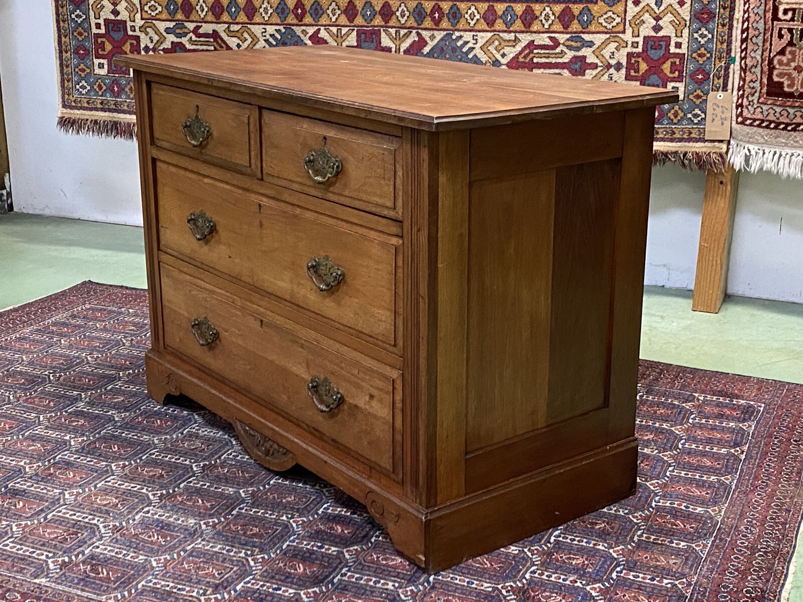 Commode anglaise en noyer début XXème