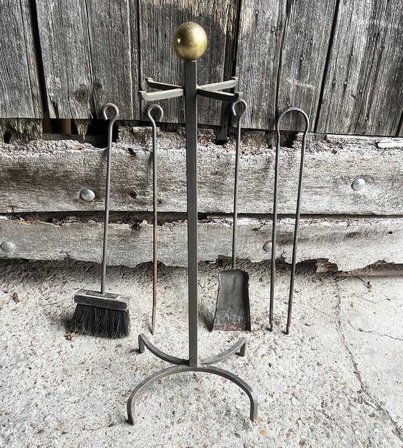Ancien serviteur de cheminée en fer forgé et laiton