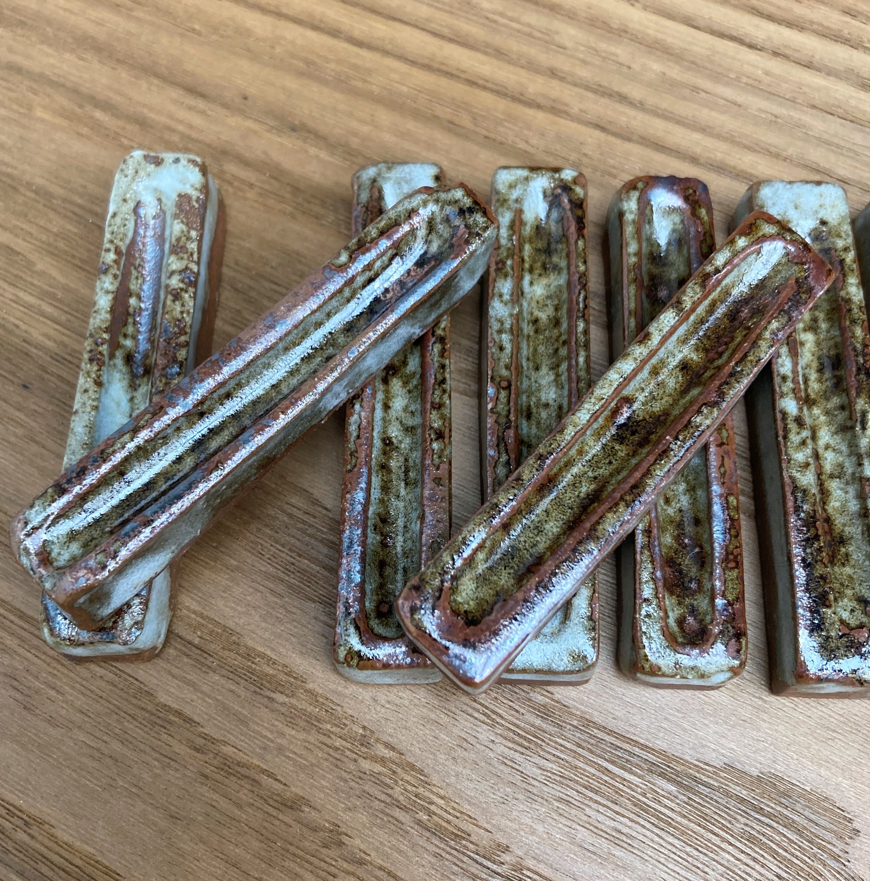 Set of 8 knife holders in enamelled stoneware