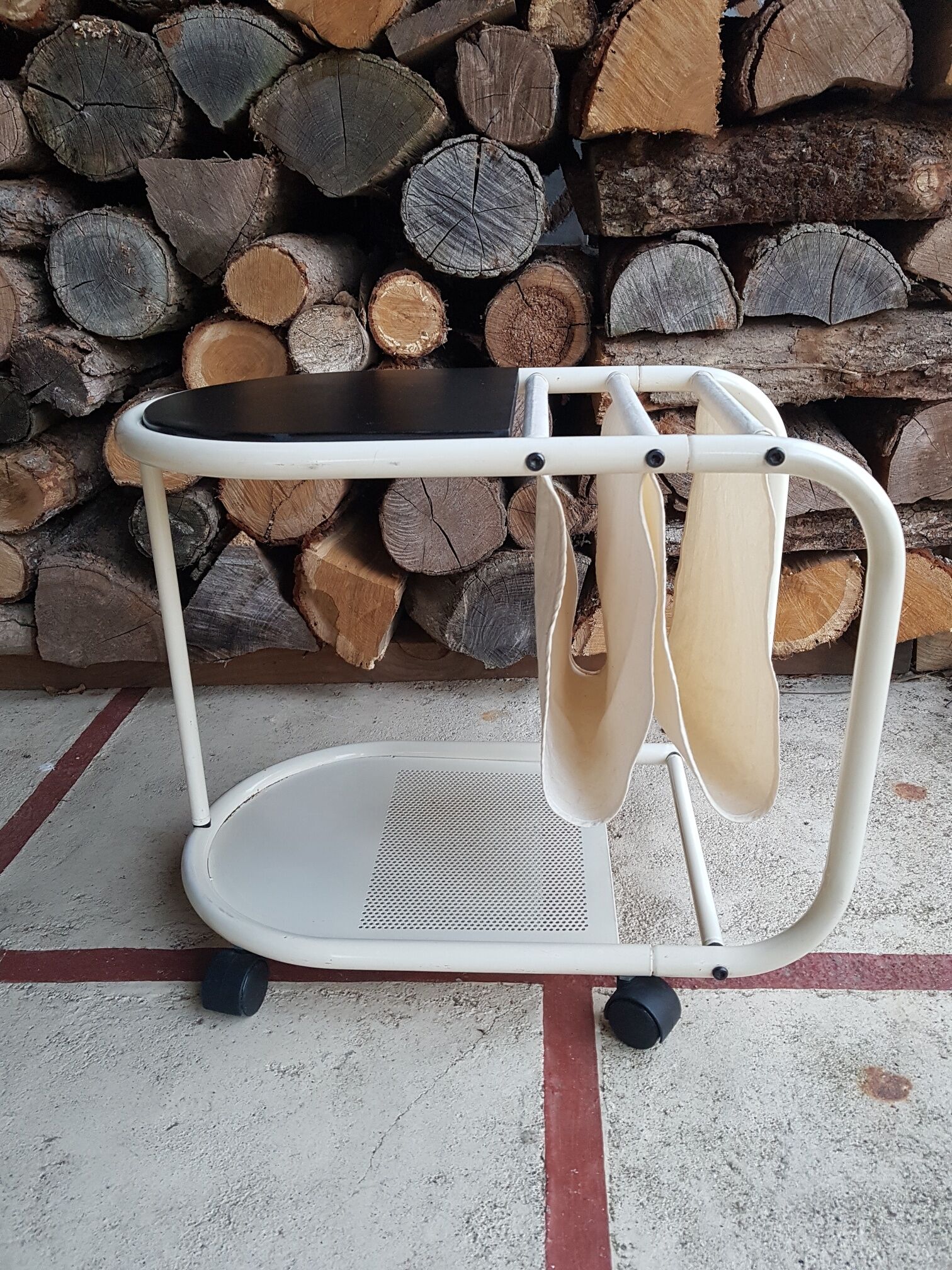 Porte revues table à roulettes bout de canapé 1970