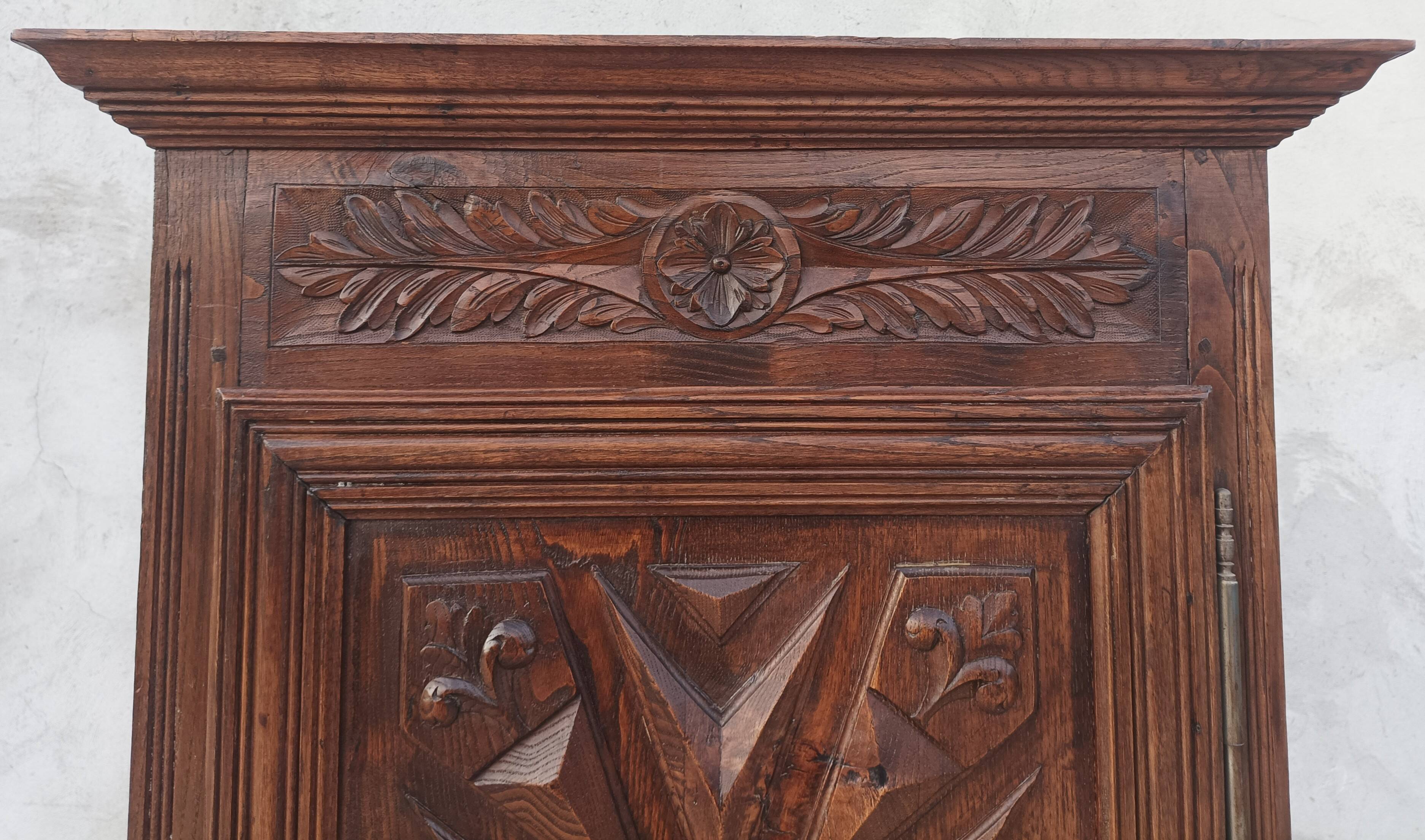 Standing man Louis XIII in oak