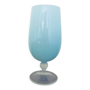 Vase en opaline bleue