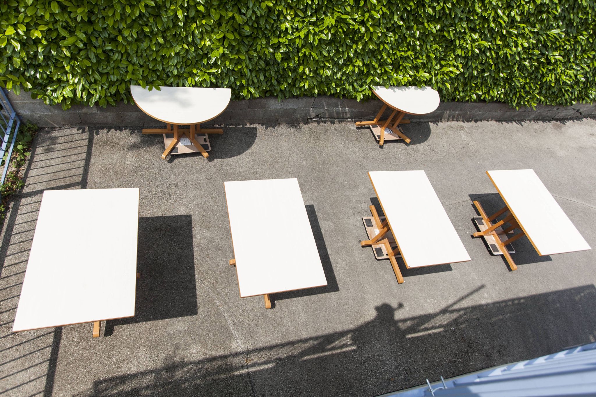 Rare set de 6 tables Baumann 1990, 80x120 et demi lune 120cm