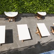 Rare set de 6 tables Baumann 1990, 80x120 et demi lune 120cm