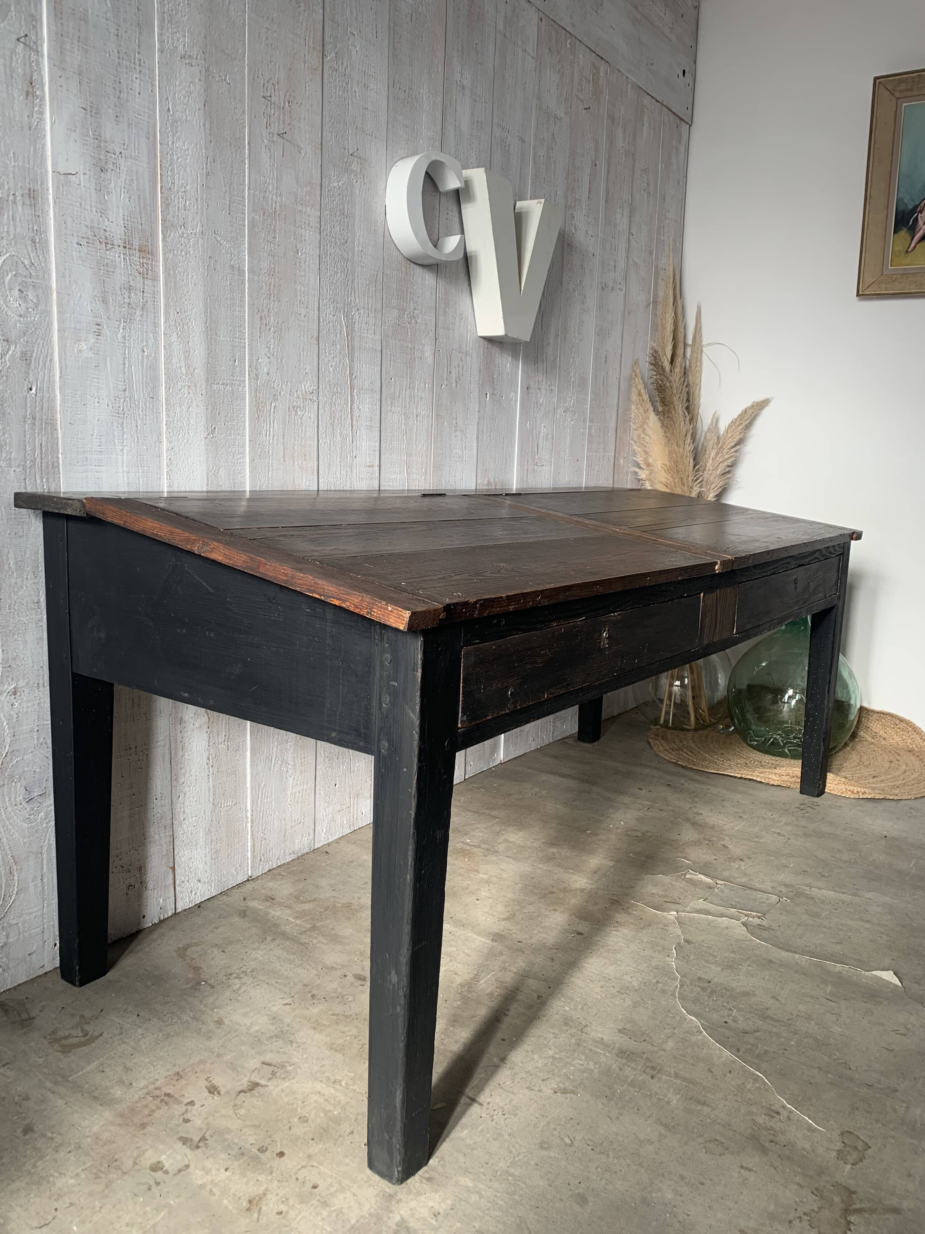 Writing desk/office desk of a notary