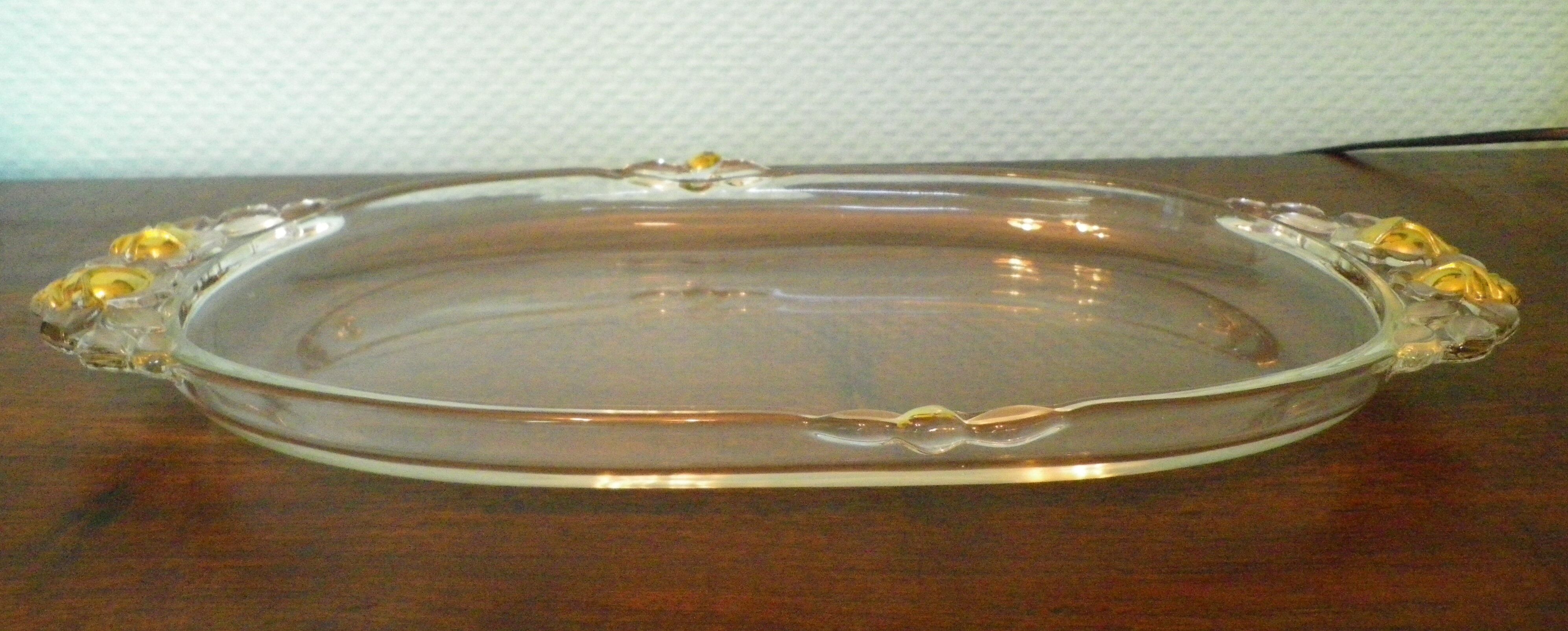 Plat de service vintage en verre transparent et bordures moulées en verre opaque avec dorure