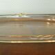 Plat de service vintage en verre transparent et bordures moulées en verre opaque avec dorure