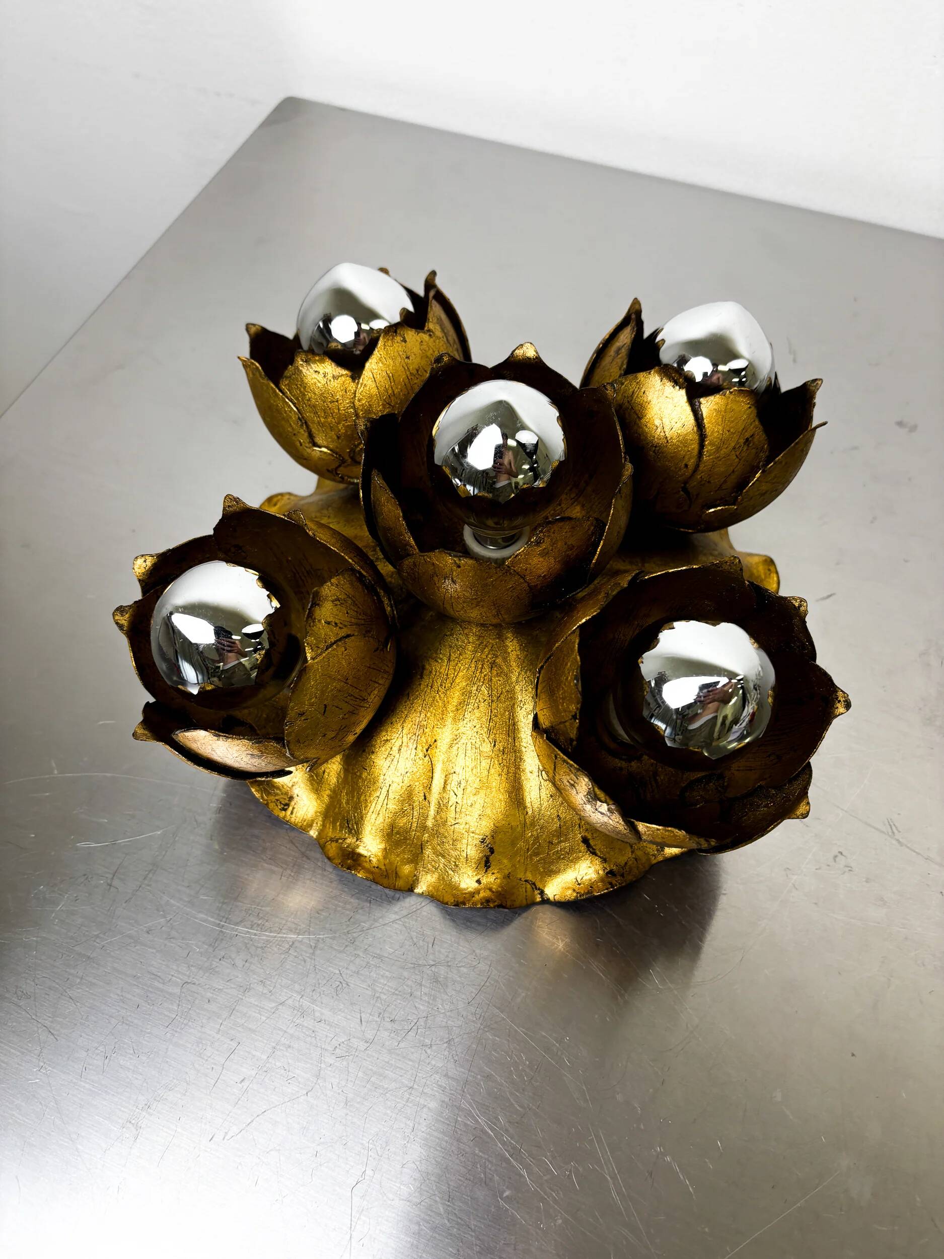 Bouquet floral français à cinq lumières, plafonnier ou applique murale, fer doré, années 1940.