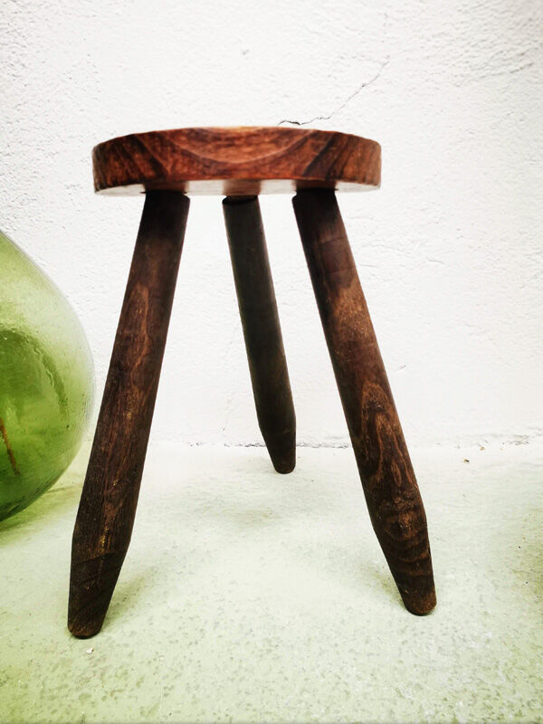 Tripod farm stool