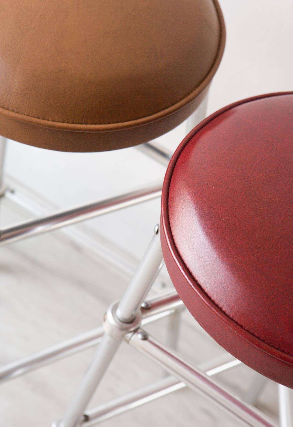 Set of 4 bar stools in aluminum and colored leatherette circa 1980