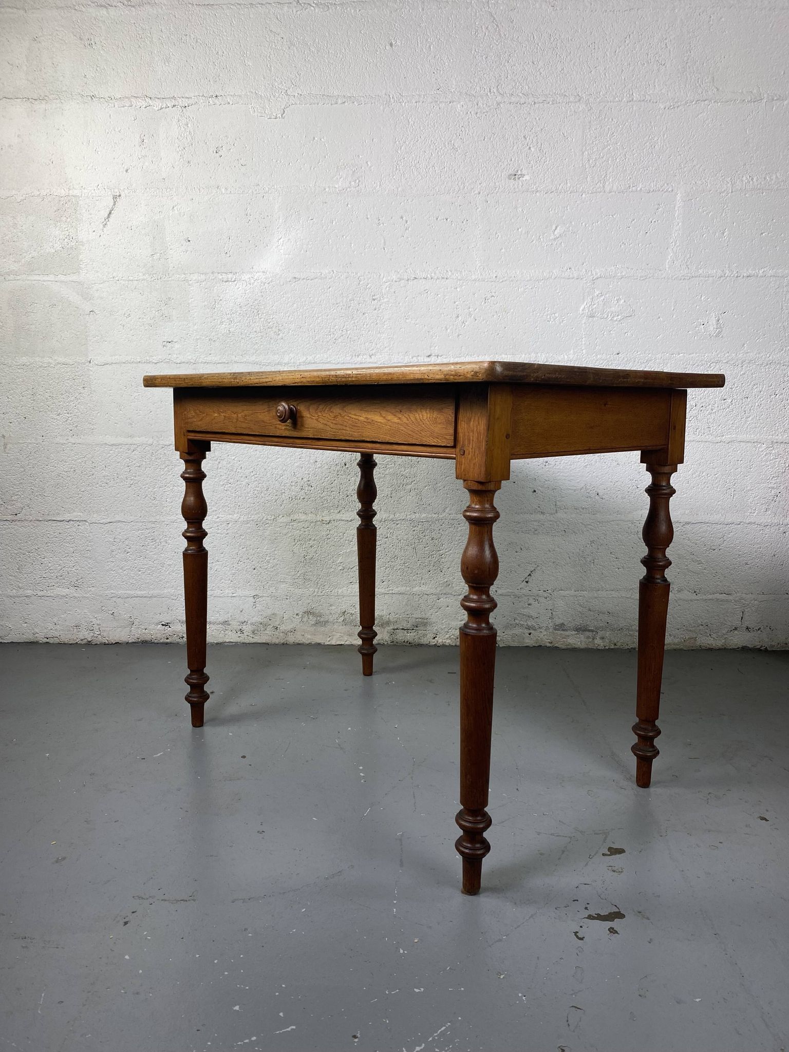 Table en bois avec tiroir