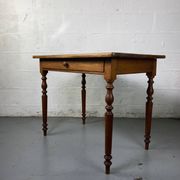 Table en bois avec tiroir