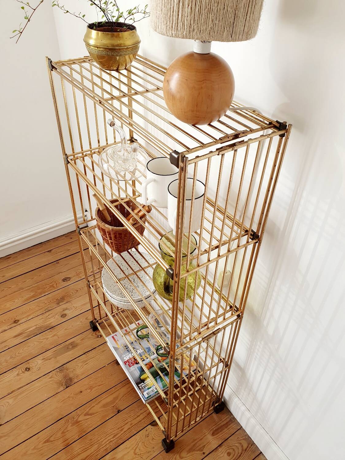Modular gold metal wire shelf