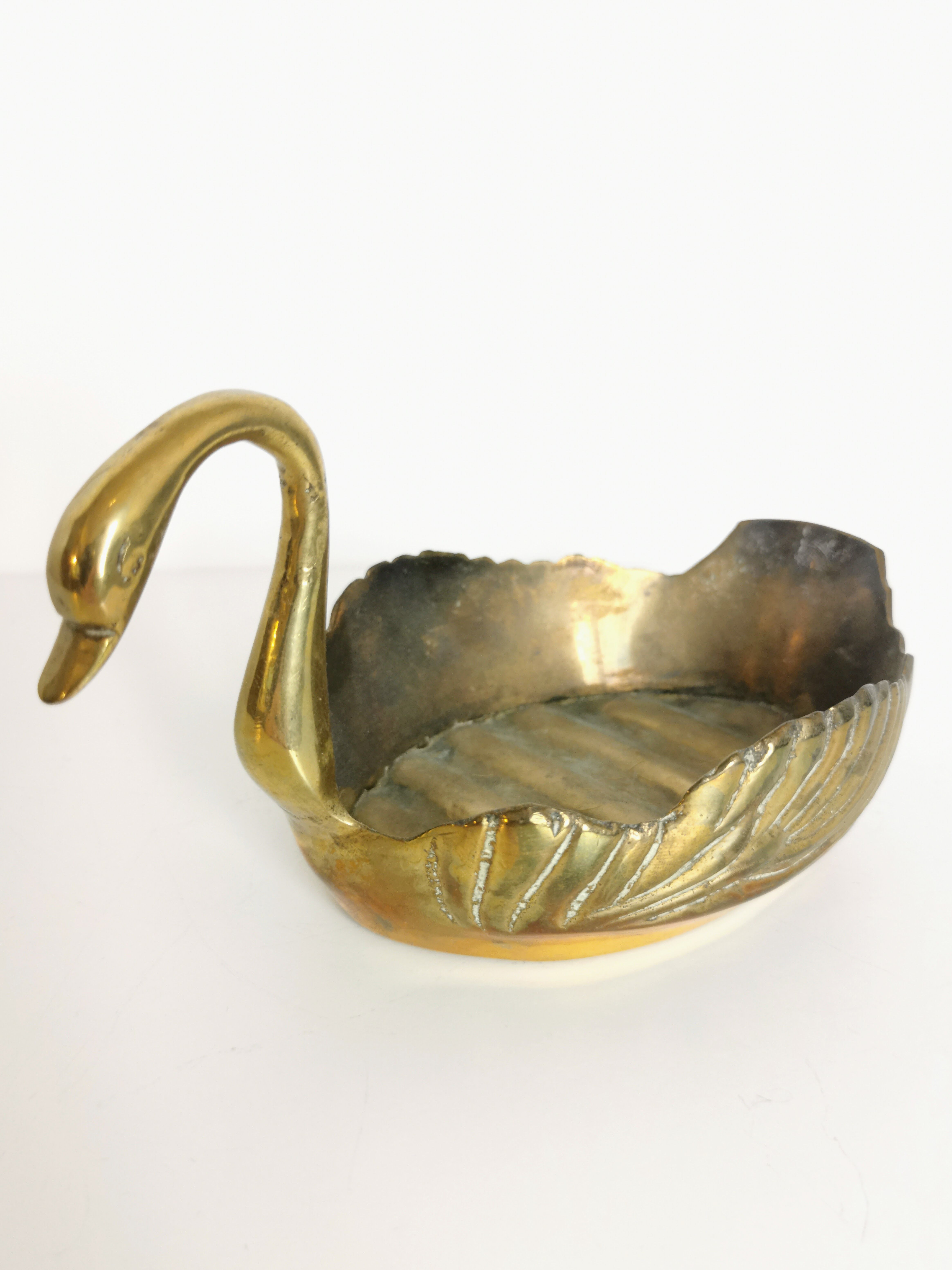 Brass empty-pocketed swan