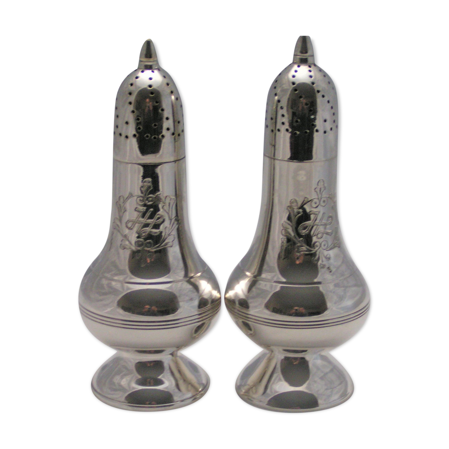 Pair of Old Salt shaker & Pepper Maker in Silver Metal