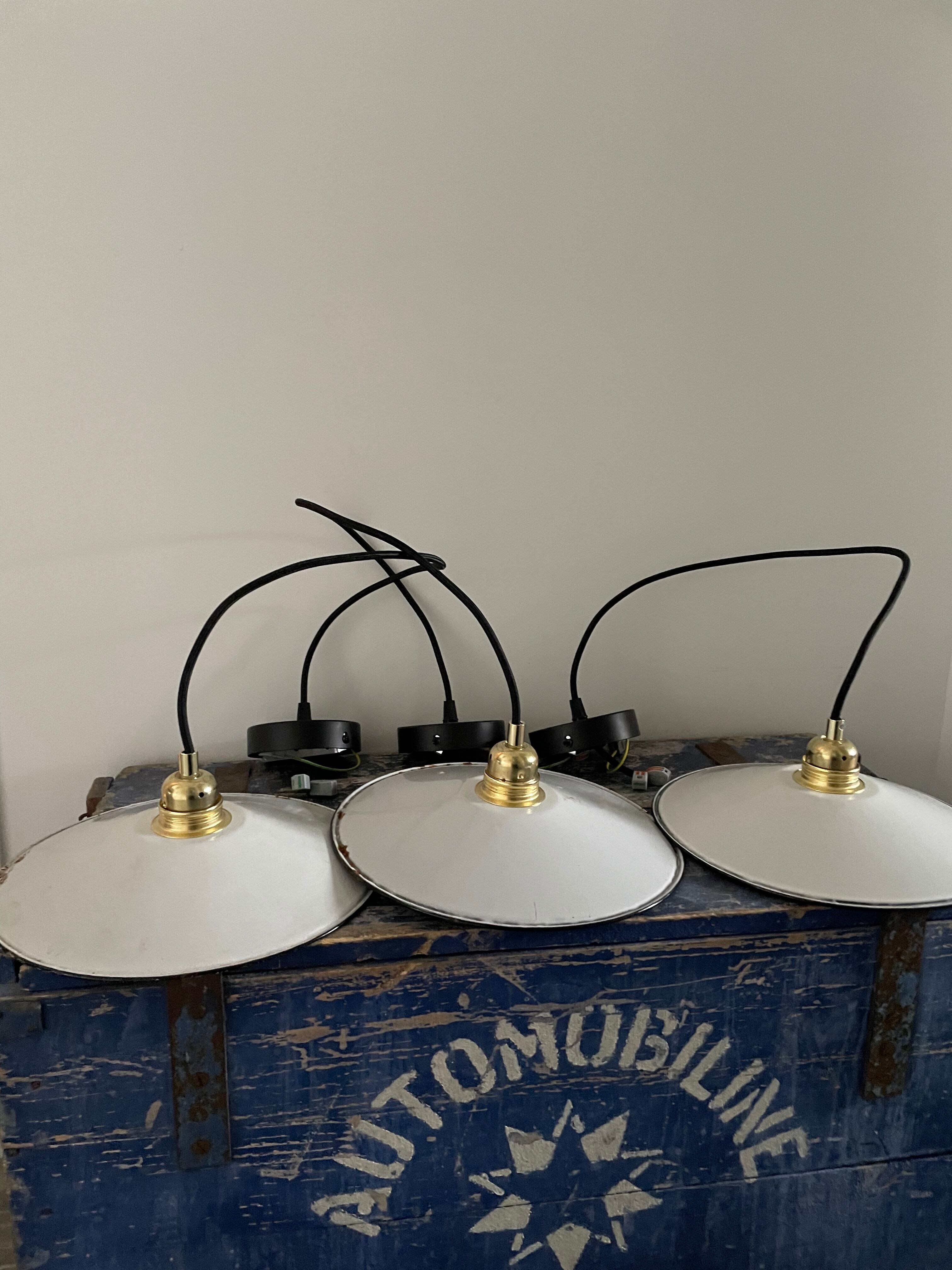 Set of three new electrified white enamelled sheet suspensions
