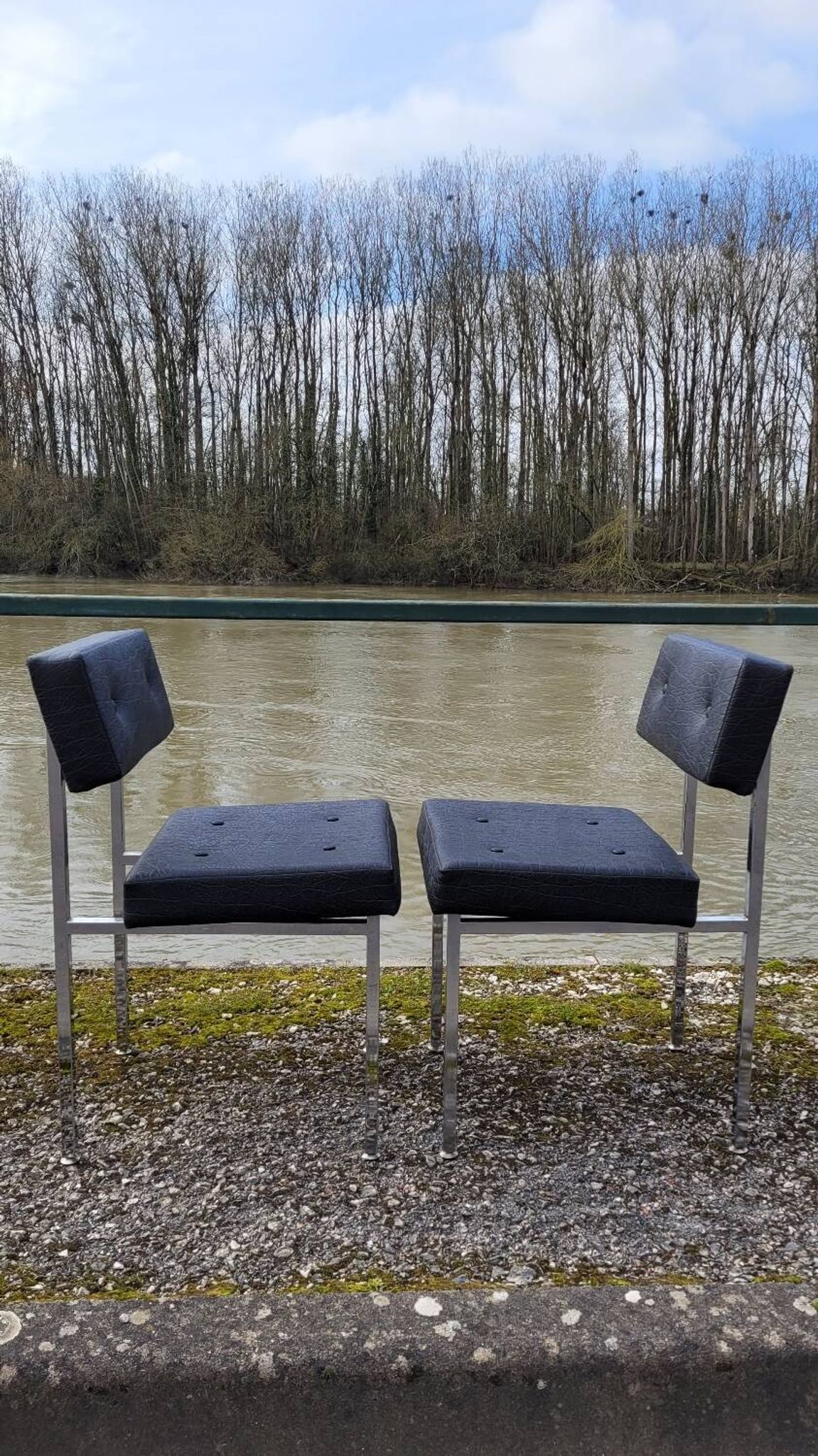 Paire de chaises en skaï design chromé - 1950s
