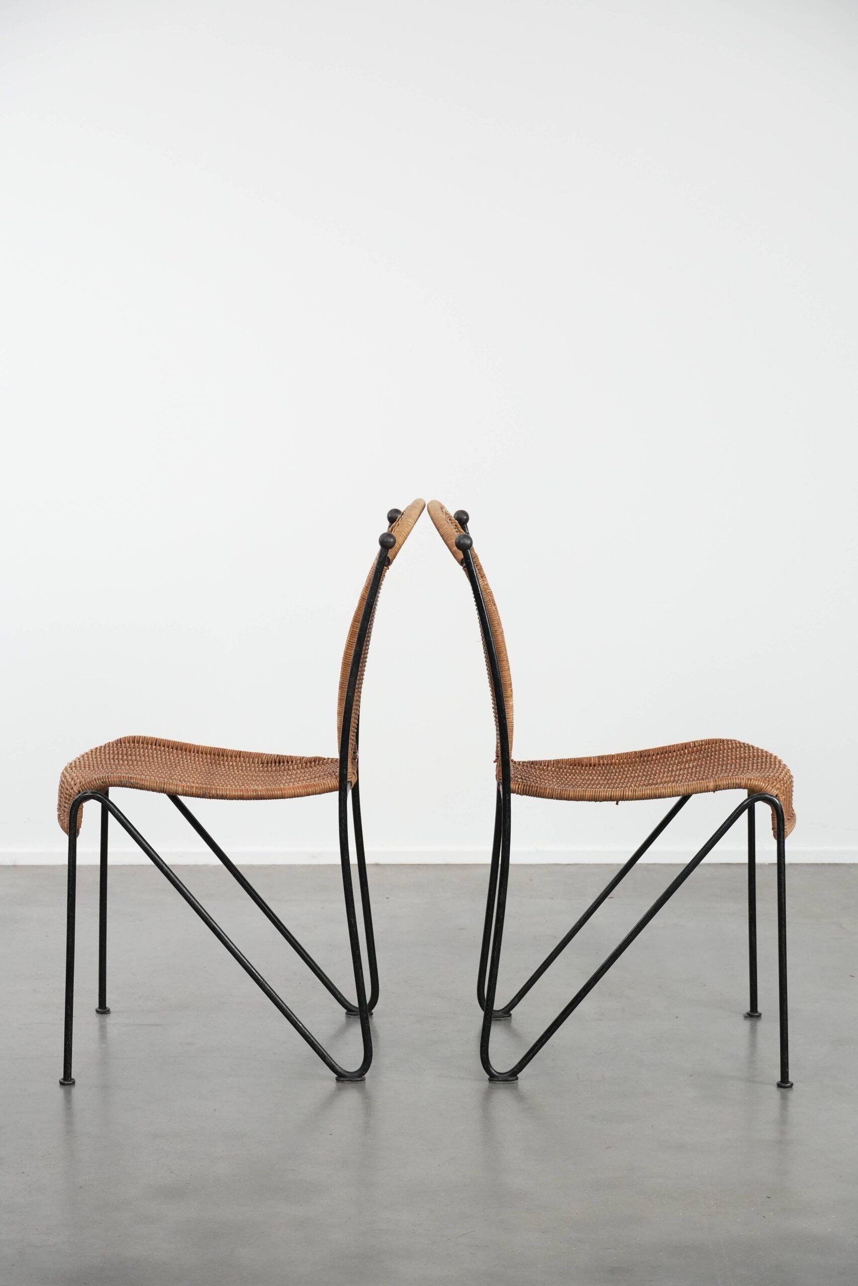 Deux chaises de salle à manger au design vintage par Frederick Weinberg avec un cadre en fonte.