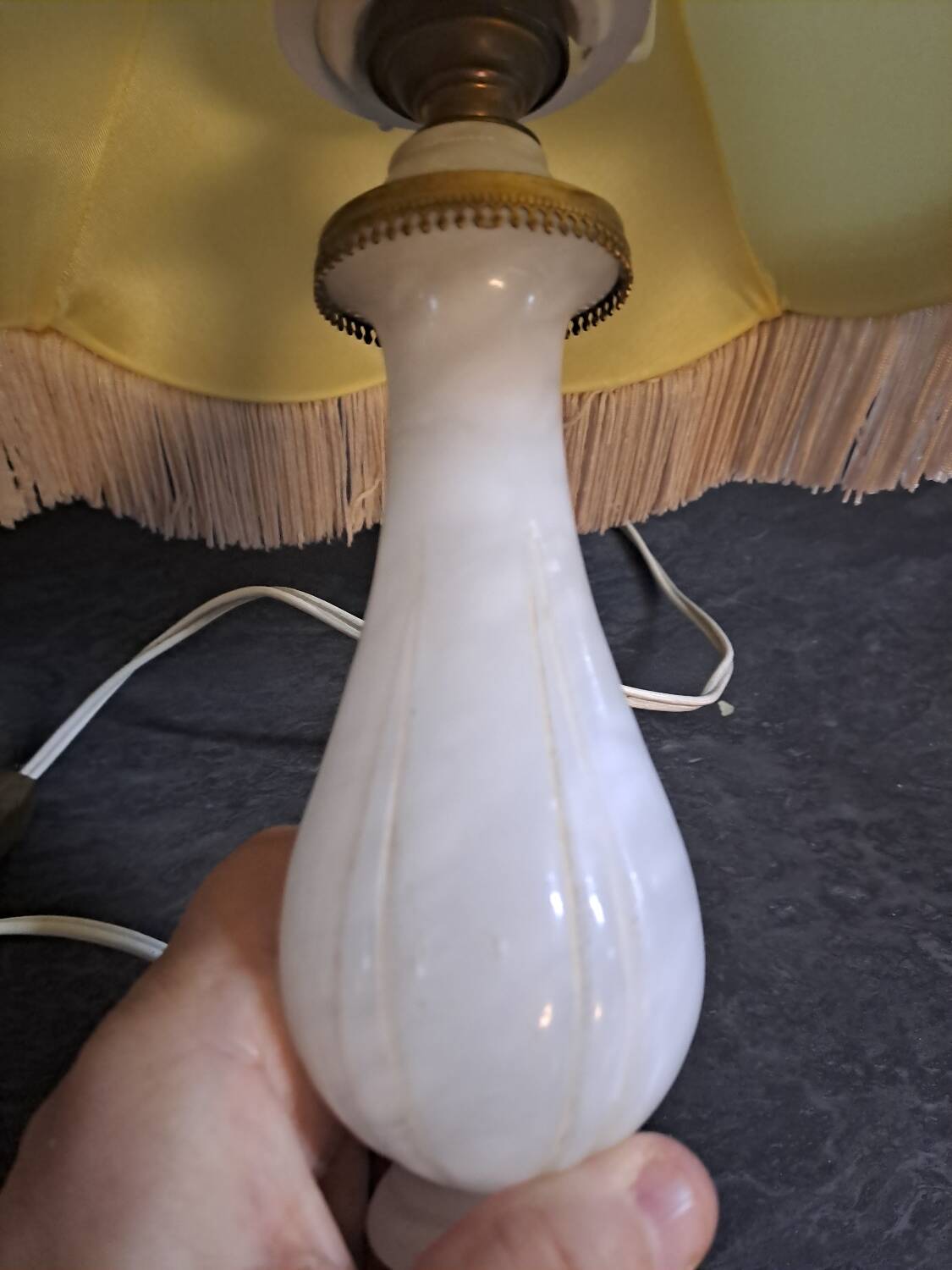2 bedside lamps in white alabaster with lampshades.