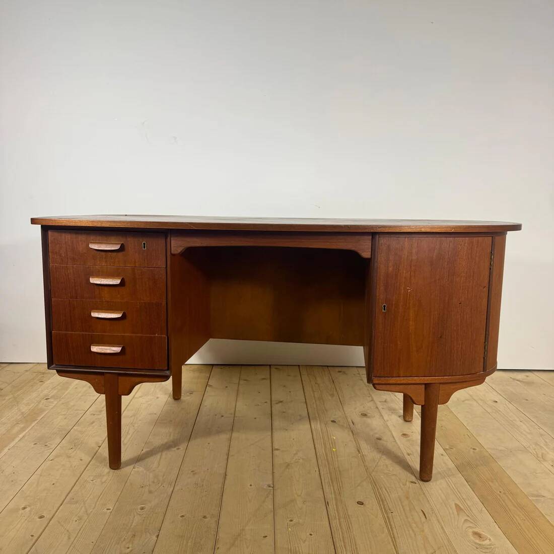 Vintage teak desk by H.P. Hansen – Mid-century elegance for refined interiors