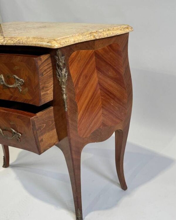 Commode galbée