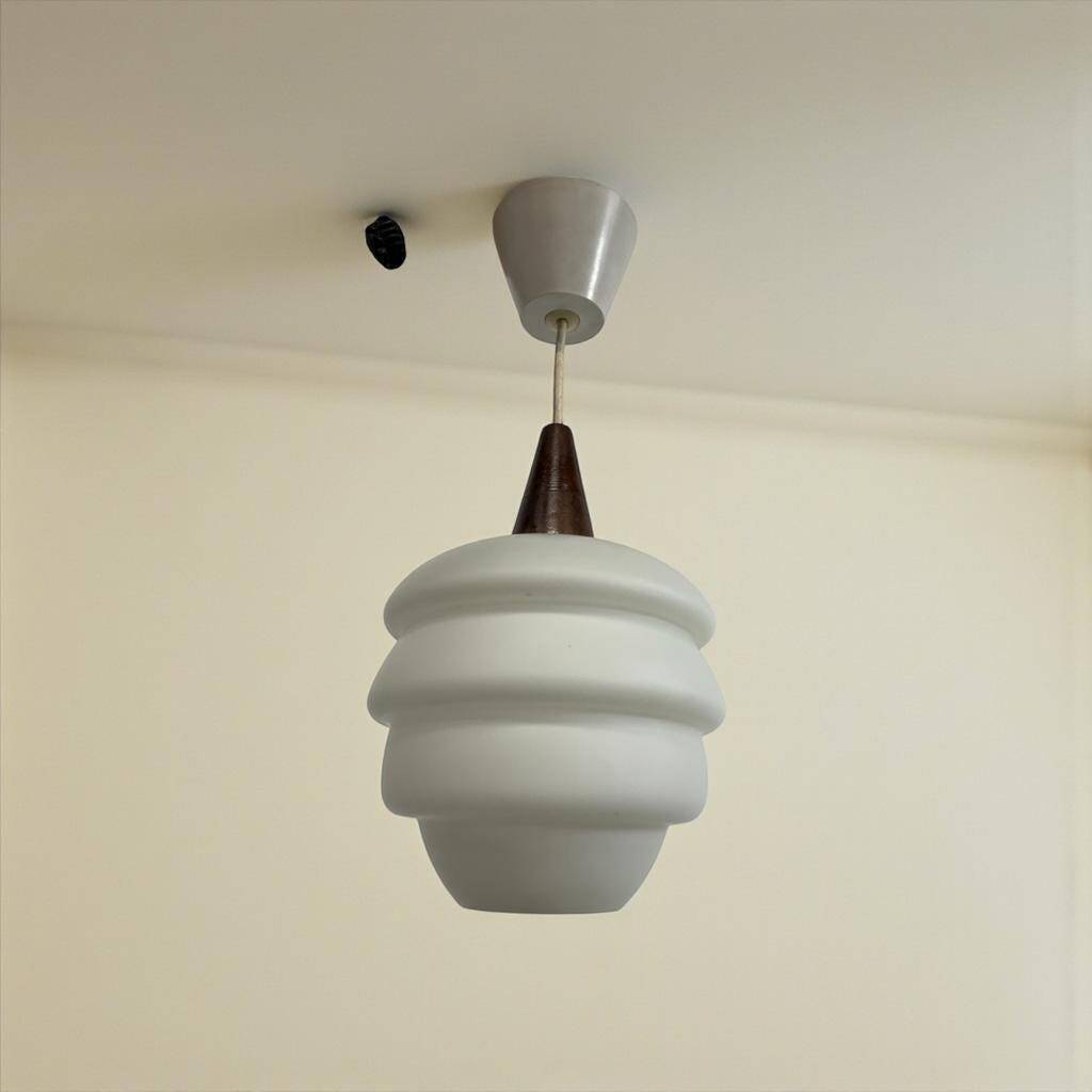 Suspension vintage Louis Kalff avec accent en bois